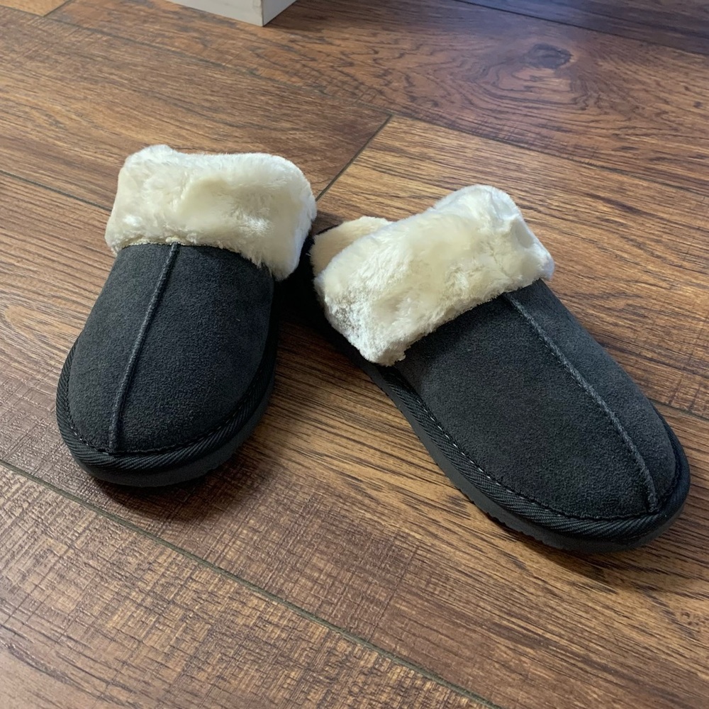 Brand New Minnetonka Chesney Slippers